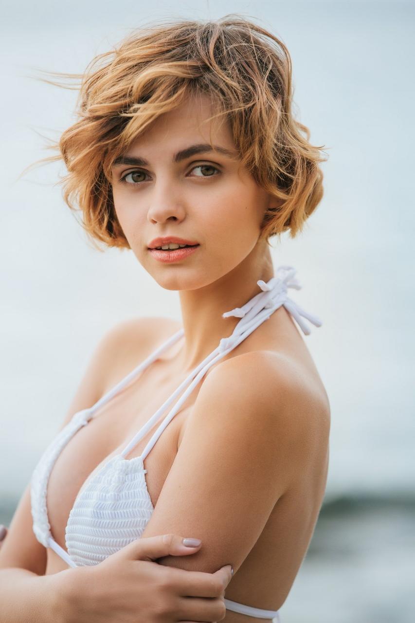 10P La dulce joven ariel posando en bikini y provocando con su culo caliente en la playa
