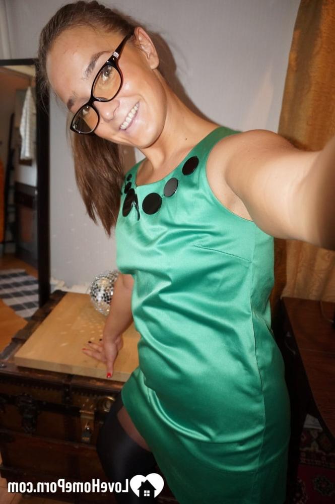 11P Petite amie amateur caresse ses seins et pose en bas dans une action maison