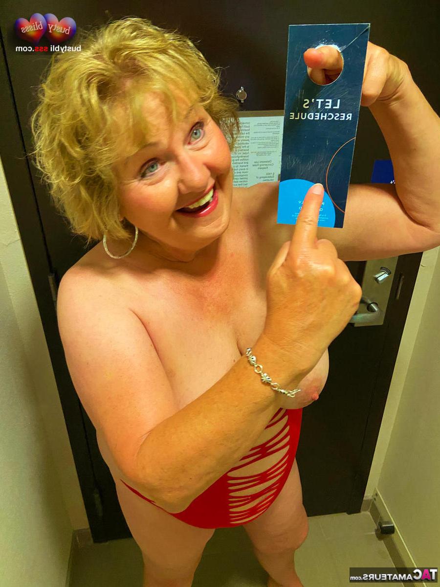 16P Busty Bliss, femme mûre, travaille ses seins naturels sans aucune tenue révélatrice.