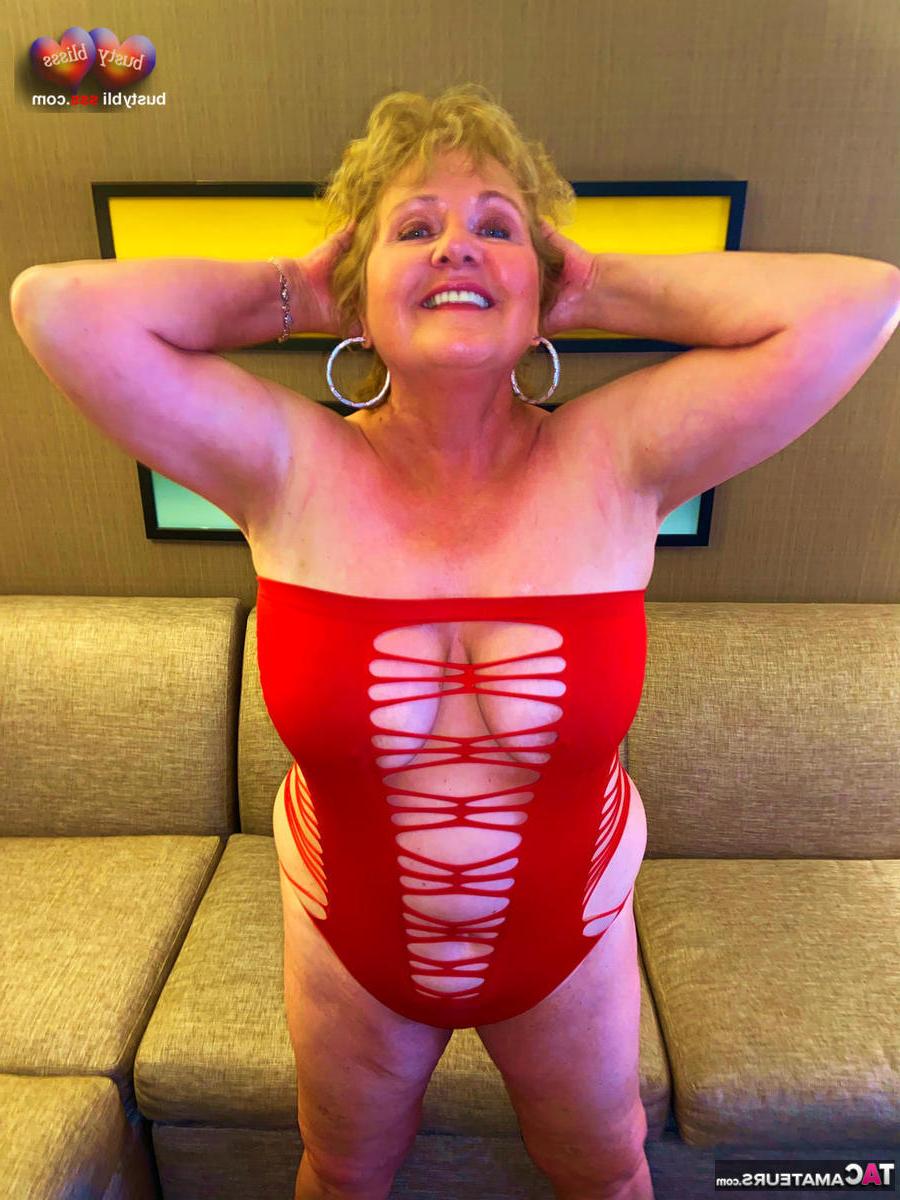 16P Busty Bliss, femme mûre, travaille ses seins naturels sans aucune tenue révélatrice.