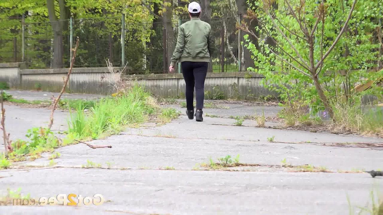 15P A garota caucasiana Chloe Lamour faz xixi no chão pavimentado do lado de fora de um prédio
