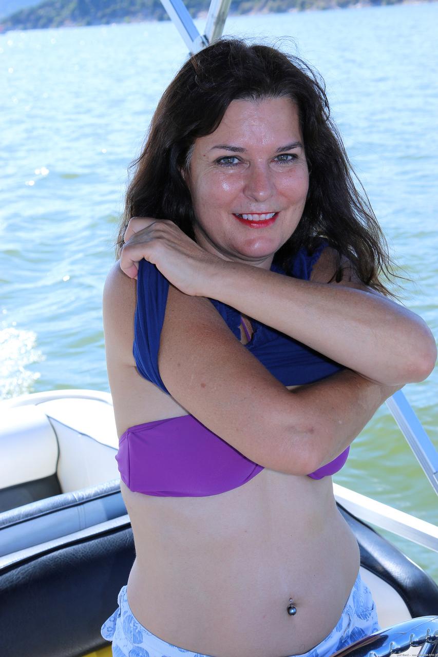 20P Amadora MILF Sherry Lee fica nua e brinca com sua buceta peluda no barco