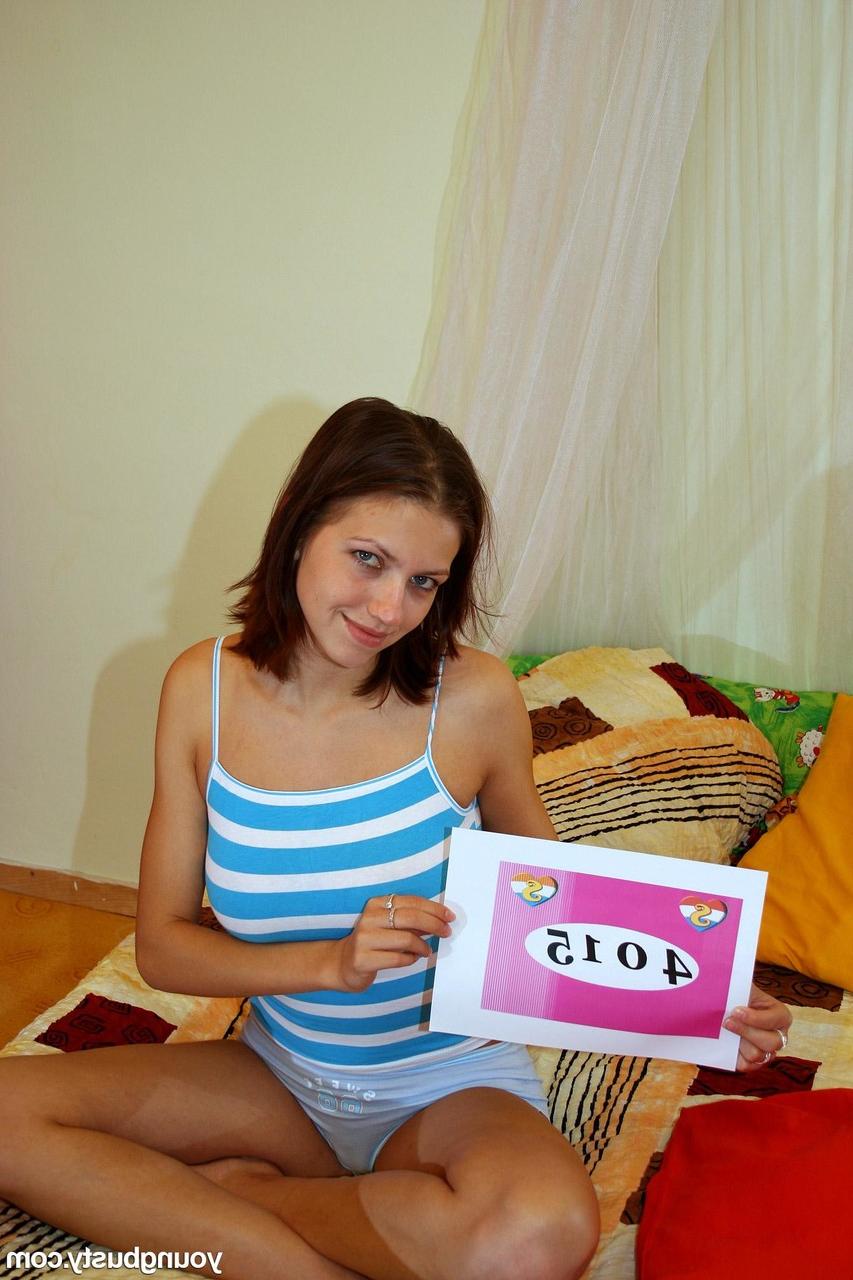 20P A morena Monique exibe seus peitos grandes e se masturba com um brinquedo