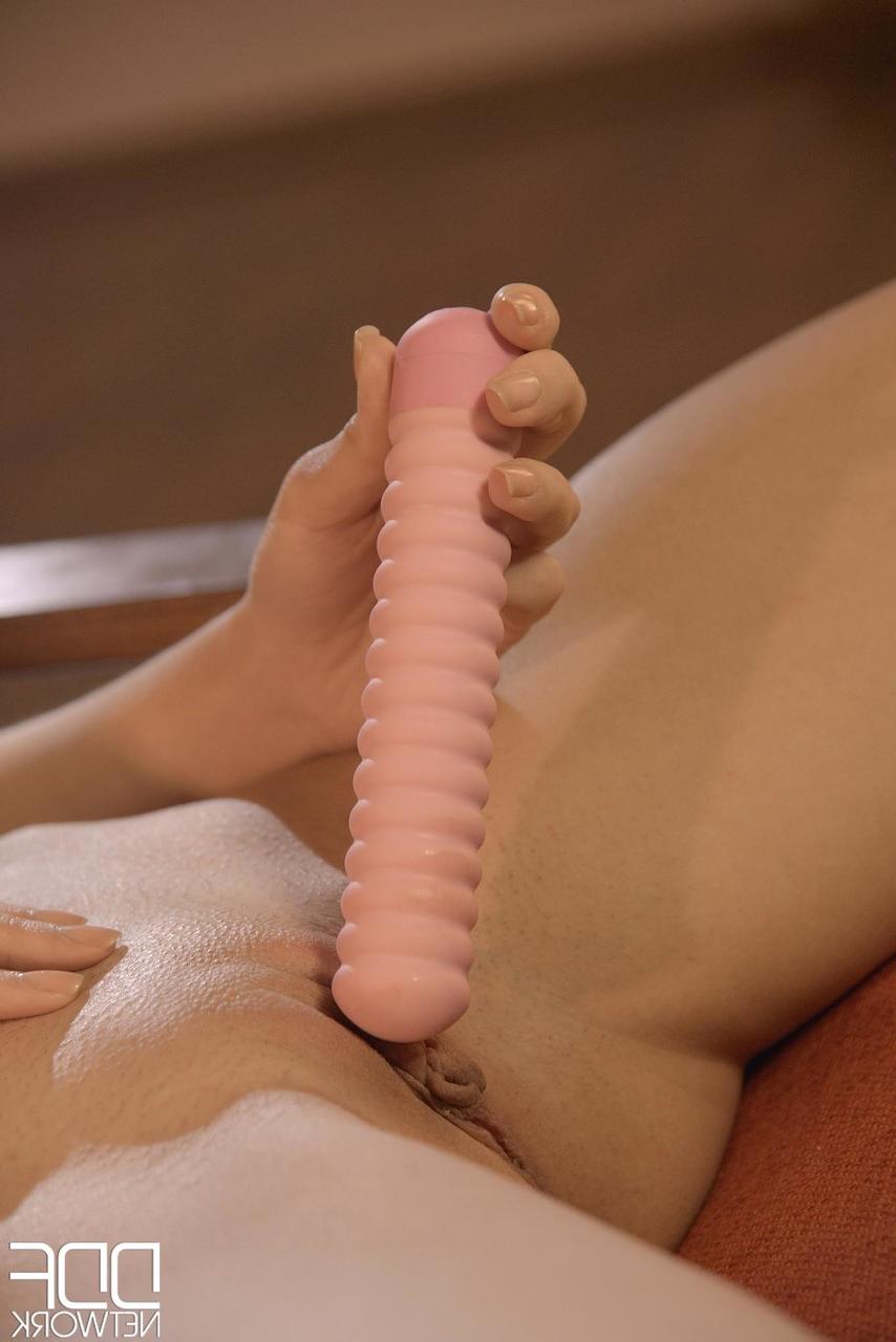 20P A loira Jessi Gold chupa seu vibrador antes de enfiá-lo em sua buceta com tesão