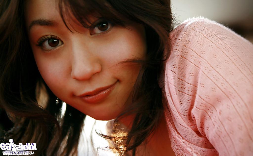 12P Die hübsche Asiatin Momo Yoshizawa entblößt ihre schlanken Kurven auf dem Bett