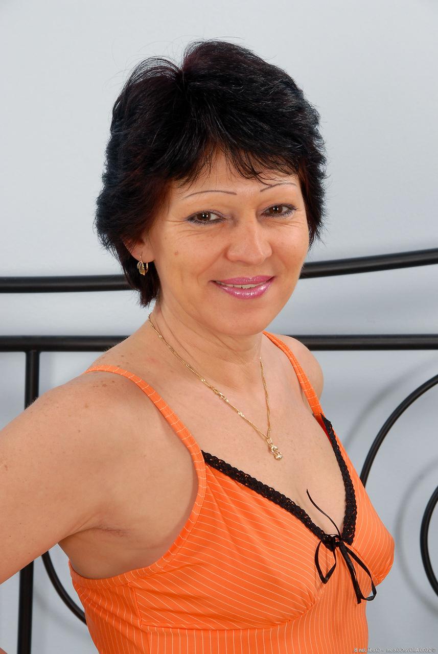 20P Eva D, une MILF amateur aux cheveux courts, se déshabille et expose ses trous matures.