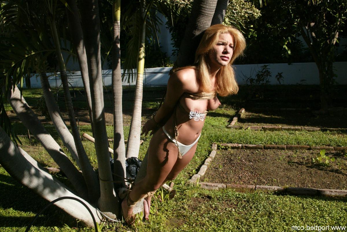 19P Rubia sexy con tetas naturales es atada y sujeta sus pezones al aire libre