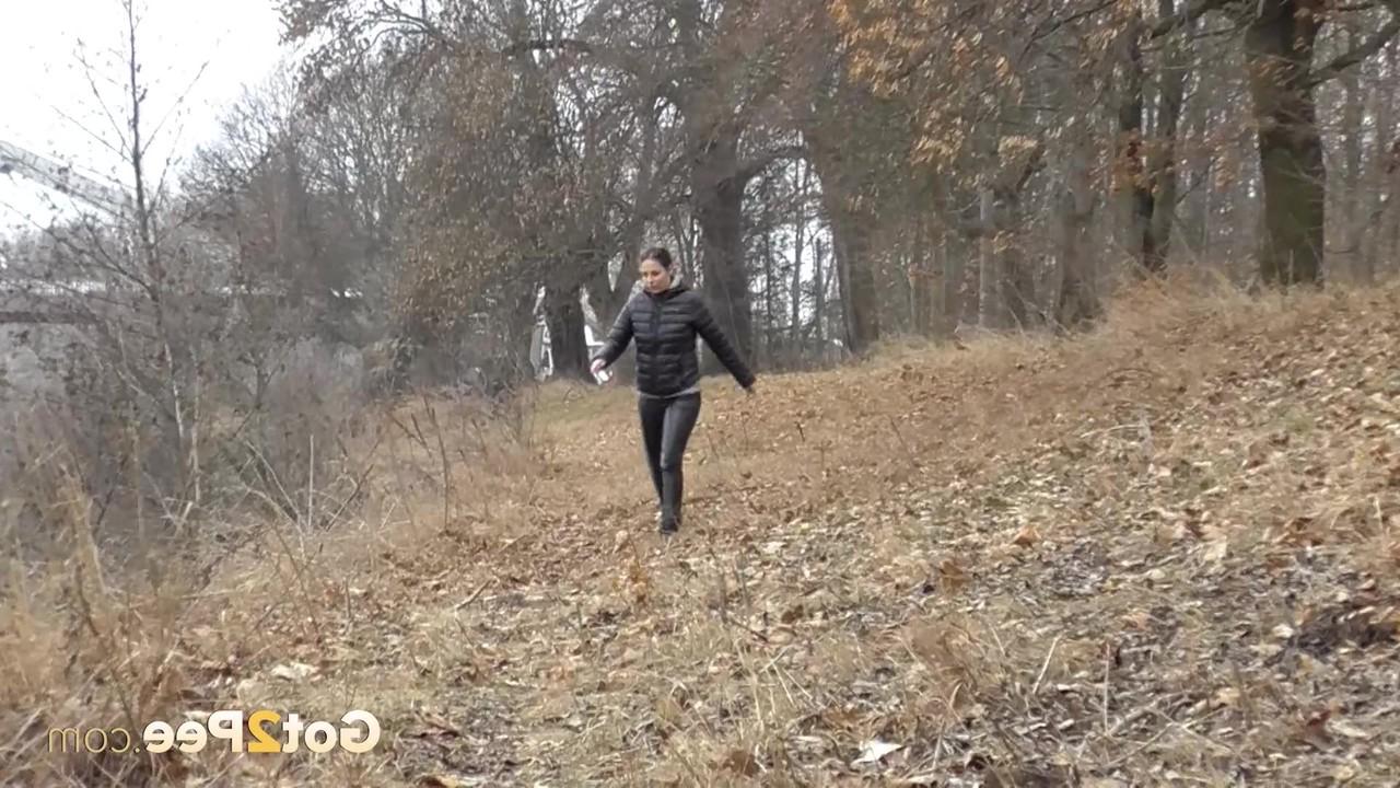 15P La chica blanca Antonia Sainz hace una meada muy necesaria en la orilla del río