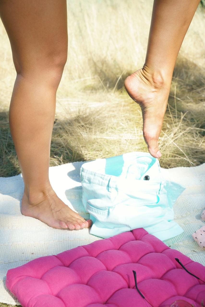 20P Die bezaubernde Teenagerin Sybil A stellt ihre großen Brüste, ihren schönen Arsch und ihren süßen Muff im Freien zur Schau