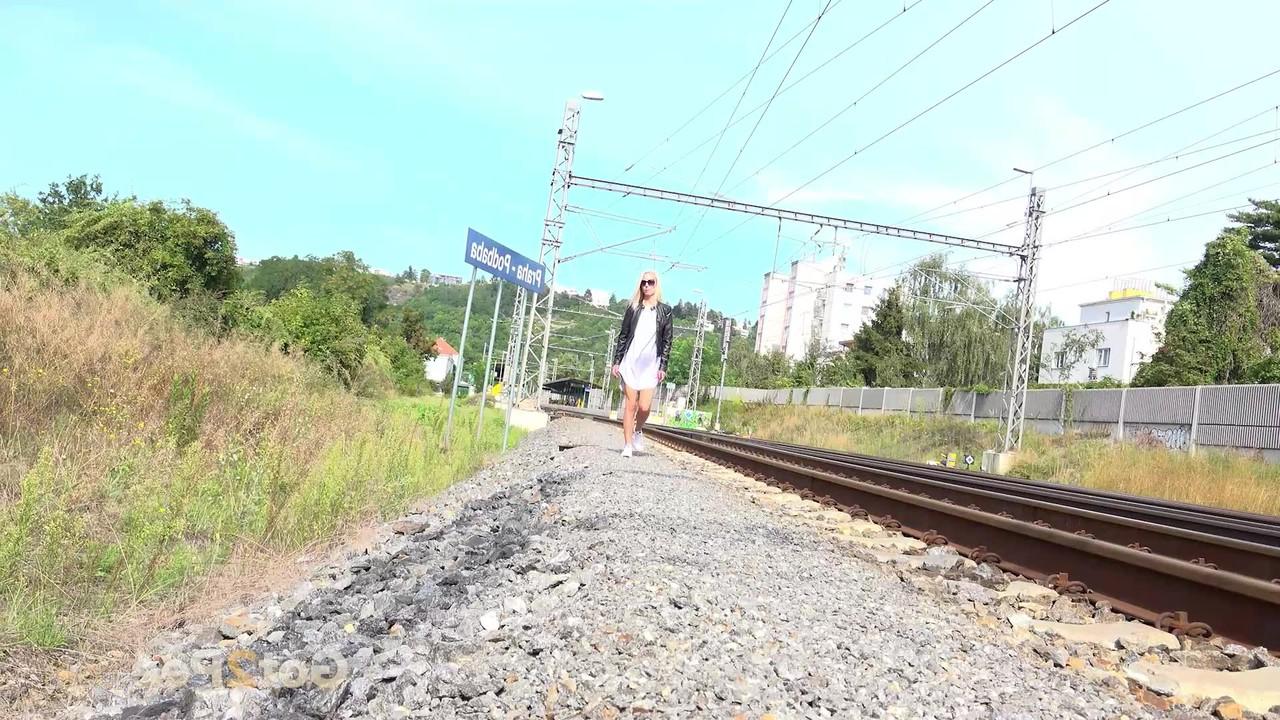 15P A garota loira Debora mostra sua buceta raspada enquanto faz xixi ao lado dos trilhos da ferrovia