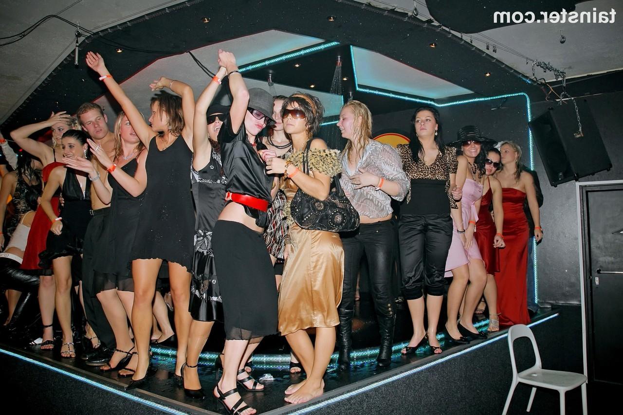 15P Partygirls ficken sich in einer verrückten Gruppensexszene in einem Club auch gegenseitig