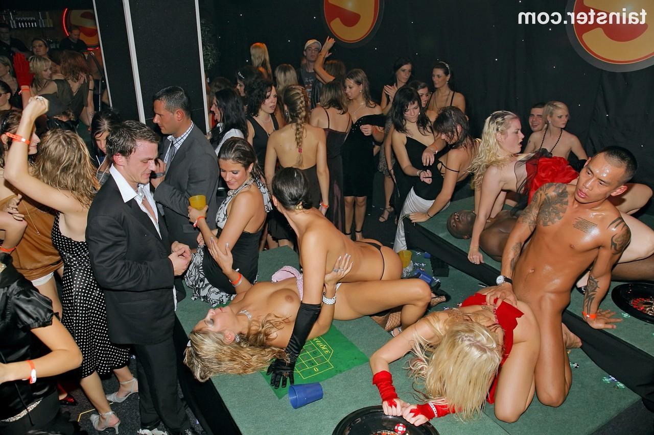 15P Partygirls ficken sich in einer verrückten Gruppensexszene in einem Club auch gegenseitig