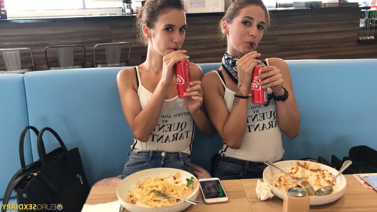 20P Грязные братья и сестры Fox Twins наслаждаются интенсивным трахом от первого лица в отпуске