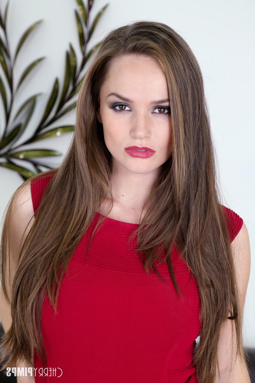 20P La mince Tori Black se pèle et se joue sur le tapis devant une caméra.