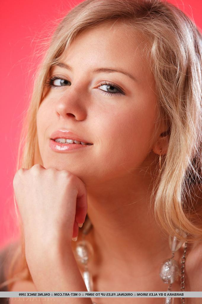 18P La belle jeune blonde Barbara D pose nue sur une chaise en osier.