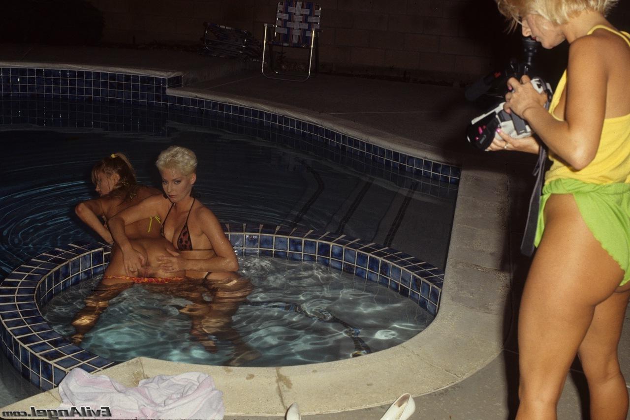 17P Amadora Nikki Wilde e suas amigas lésbicas fazendo ação quente em casa
