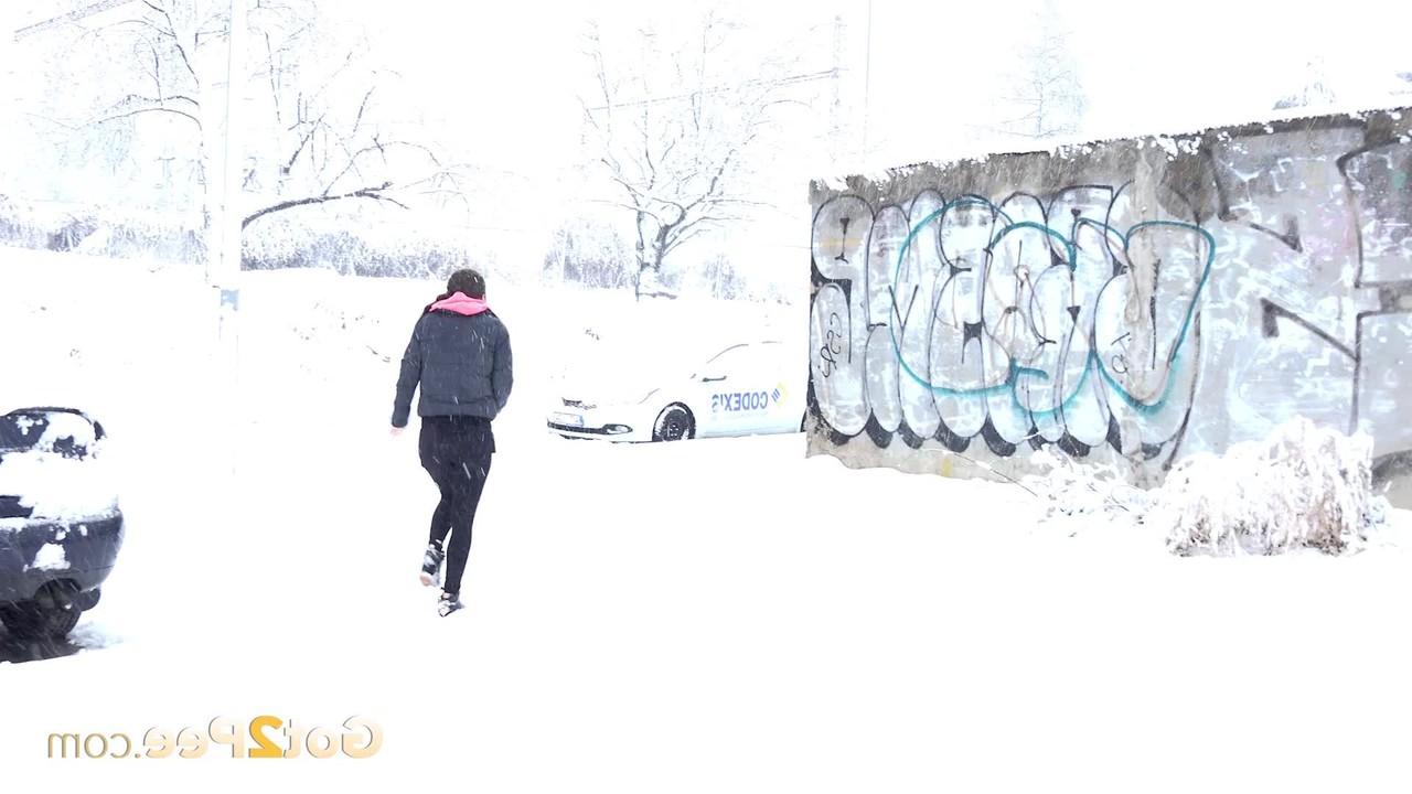 15P Lara Fox mija ao lado de um veículo estacionado durante uma tempestade de neve