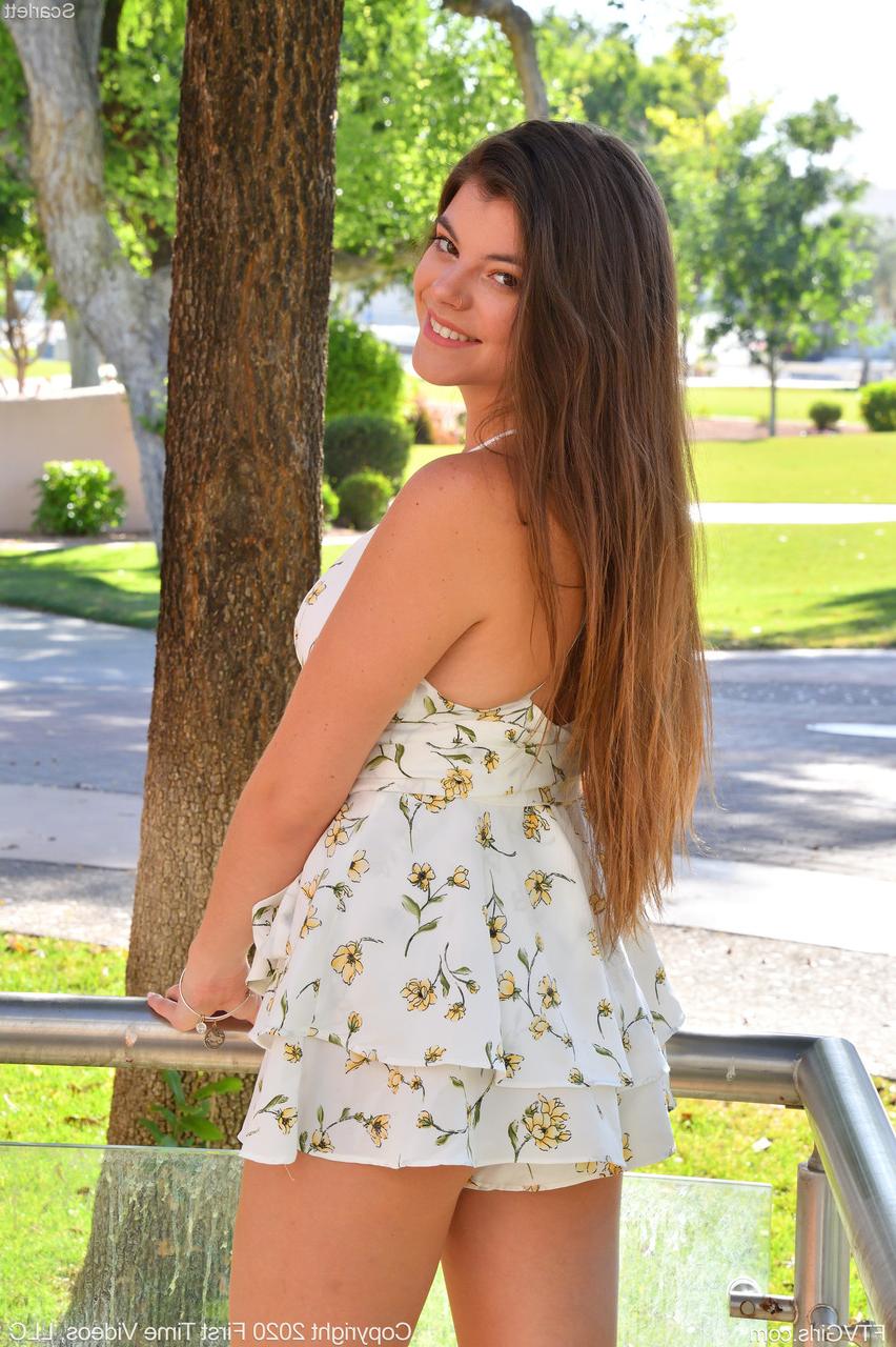 20P La beauté américaine Scarlett caresse ses gros seins et exhibe ses trous en public.