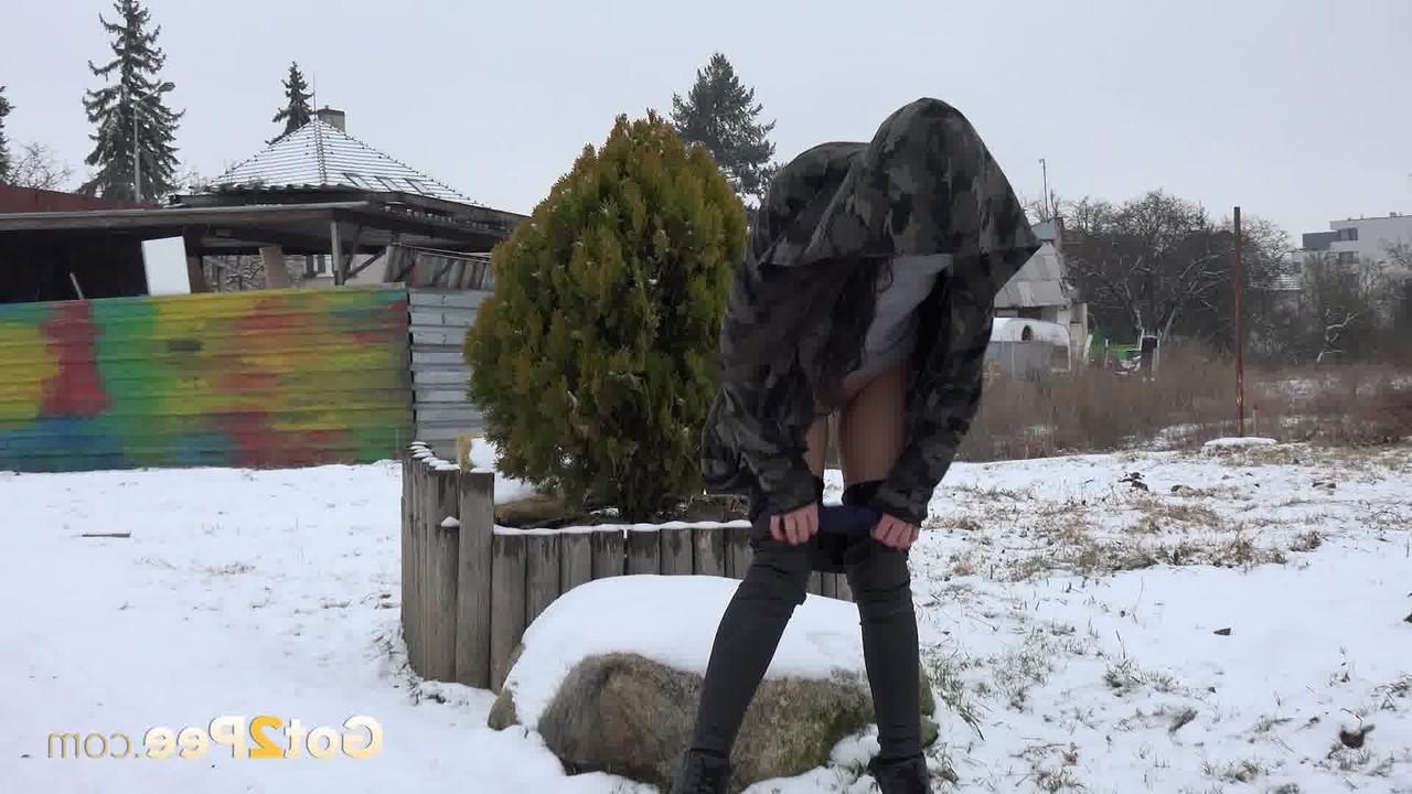 15P La chica blanca Esperansa orina en un suelo cubierto de nieve.
