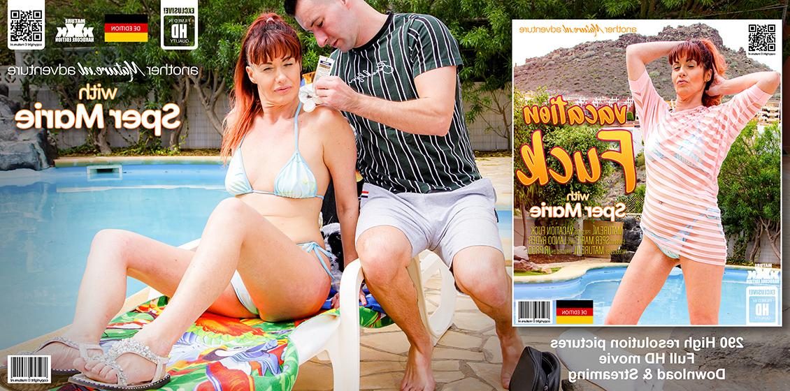 11P Sper Marie, rousse plus âgée, fait l'amour sur une chaise longue au bord d'une piscine.