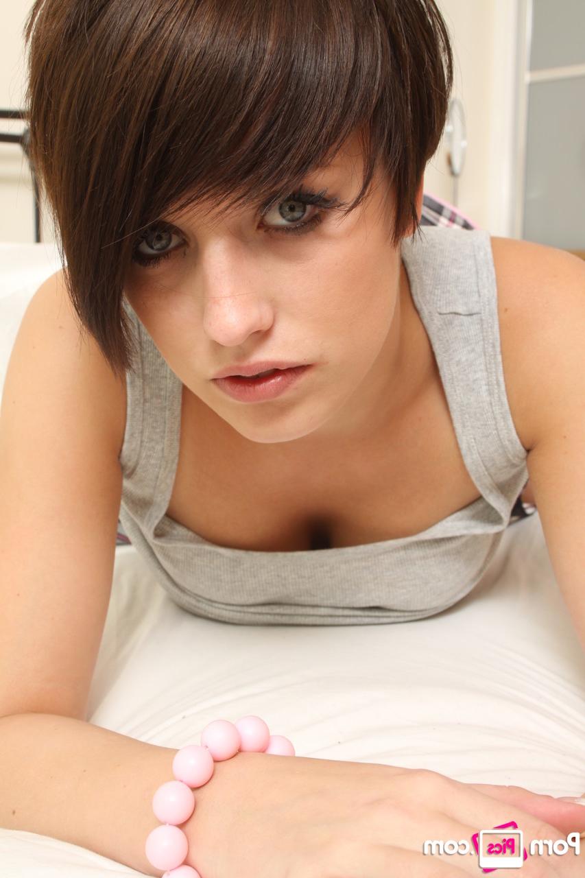 20P A adolescente mal legal Louisa Von se despe e revela seus peitos grandes e suculentos