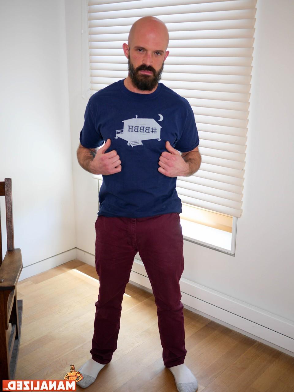 20P L'ours gay solitaire Mickey Carpathio dévoile son corps maigre et poilu et sa grosse bite