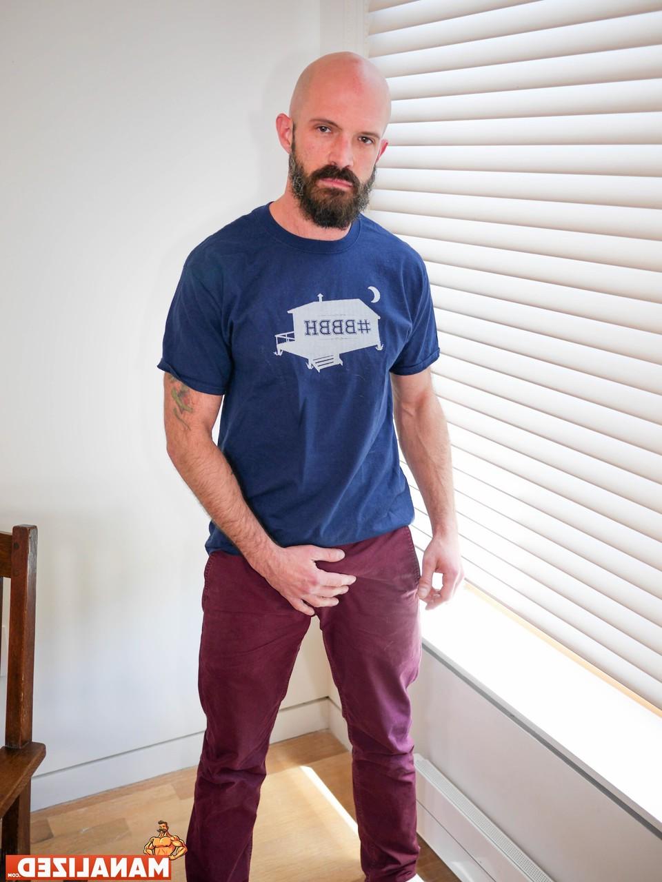 20P L'ours gay solitaire Mickey Carpathio dévoile son corps maigre et poilu et sa grosse bite