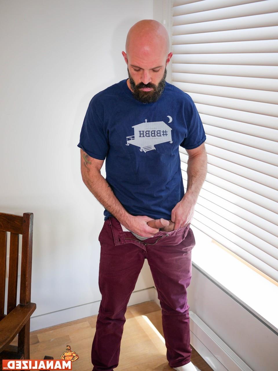 20P L'ours gay solitaire Mickey Carpathio dévoile son corps maigre et poilu et sa grosse bite