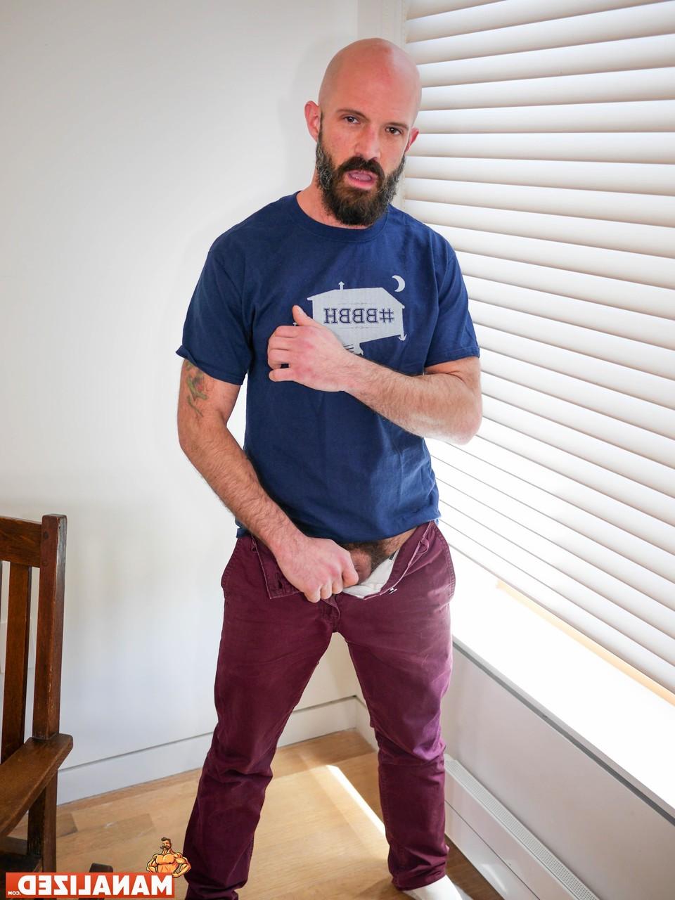 20P L'ours gay solitaire Mickey Carpathio dévoile son corps maigre et poilu et sa grosse bite