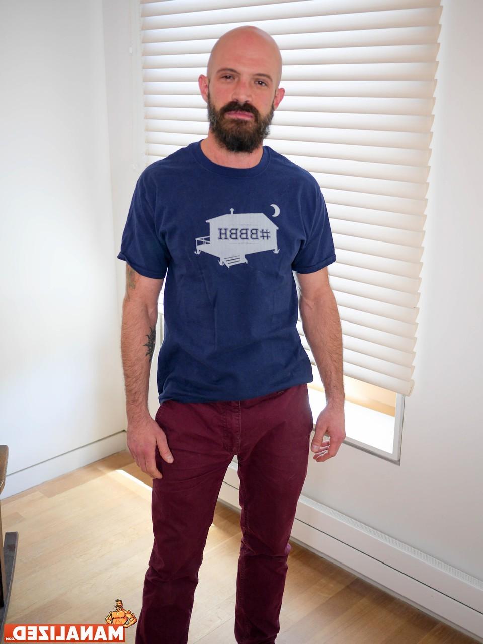 20P L'ours gay solitaire Mickey Carpathio dévoile son corps maigre et poilu et sa grosse bite
