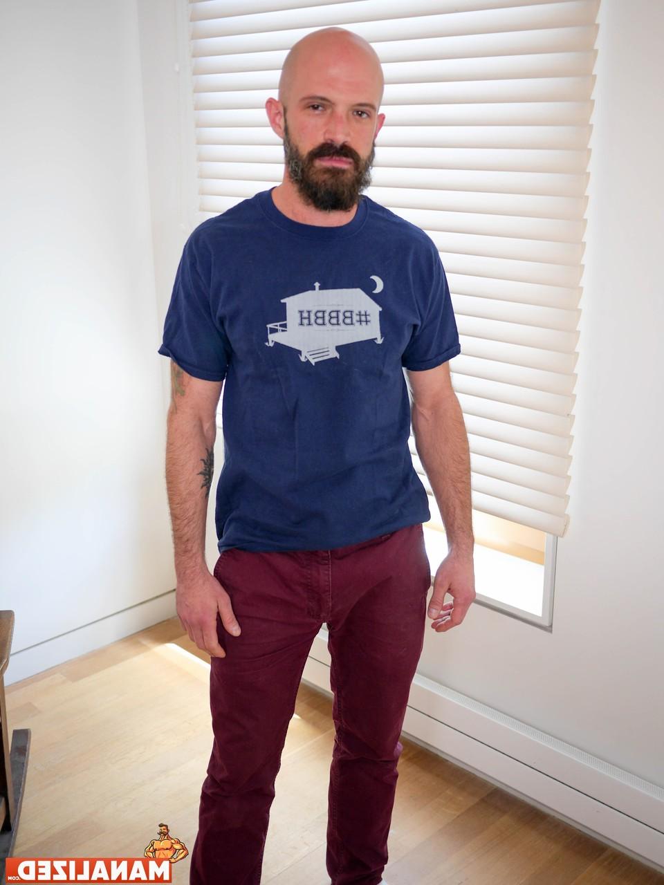 20P L'ours gay solitaire Mickey Carpathio dévoile son corps maigre et poilu et sa grosse bite