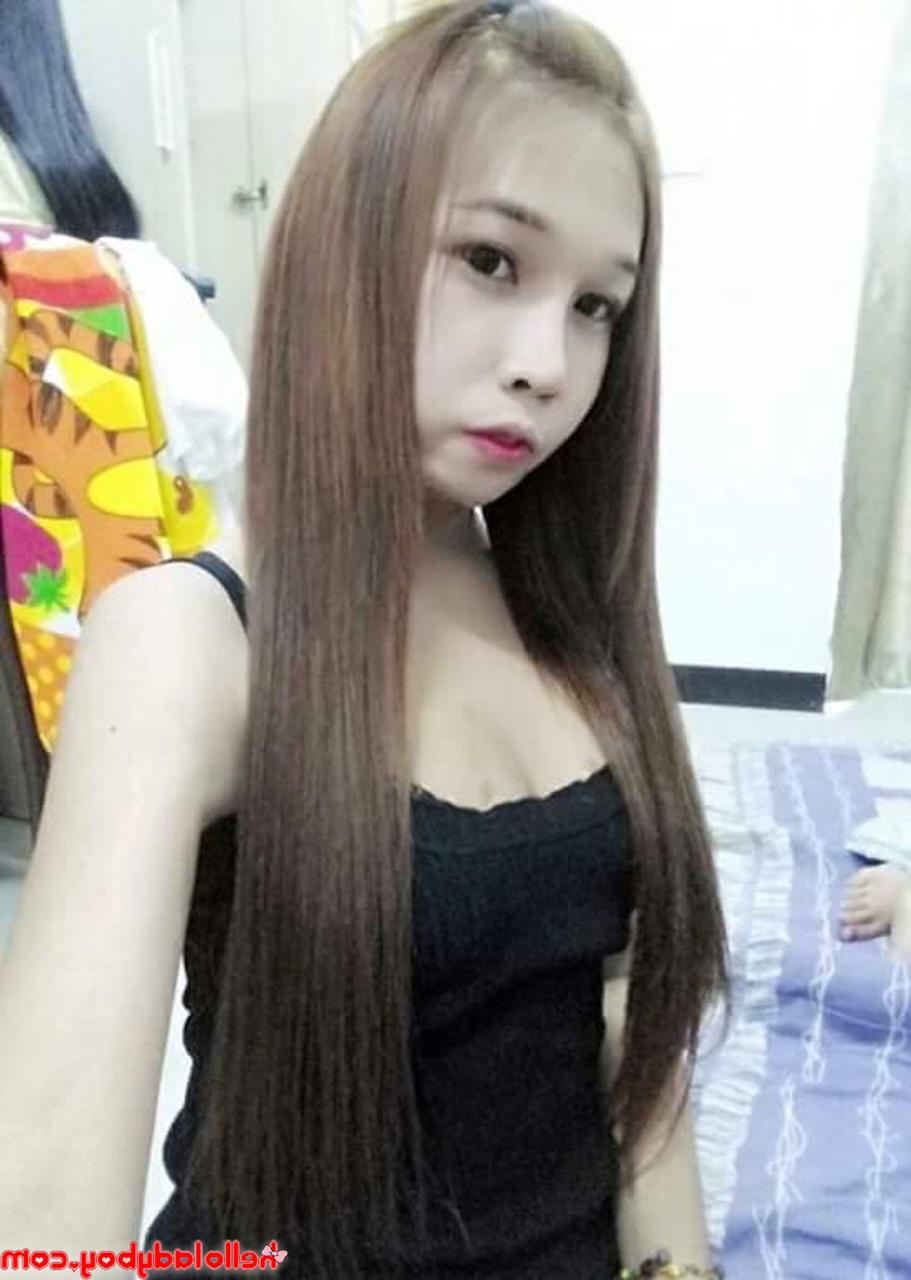 16P Kleiner asiatischer Ladyboy neckt in seiner Zusammenstellung sein Dekolleté