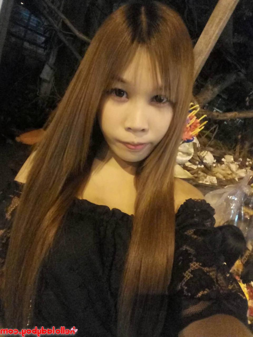 16P Kleiner asiatischer Ladyboy neckt in seiner Zusammenstellung sein Dekolleté