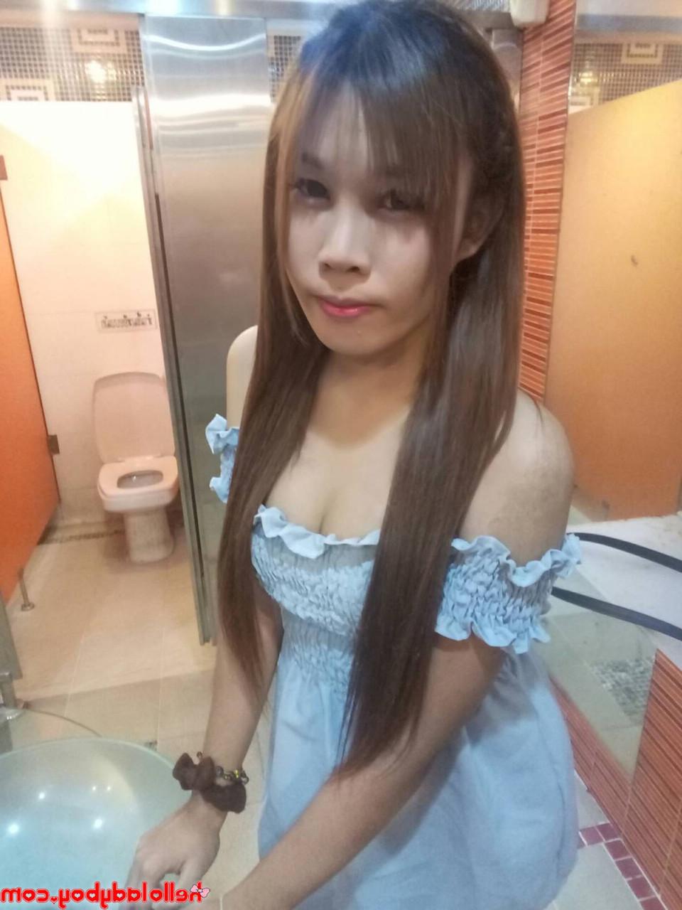 16P Kleiner asiatischer Ladyboy neckt in seiner Zusammenstellung sein Dekolleté