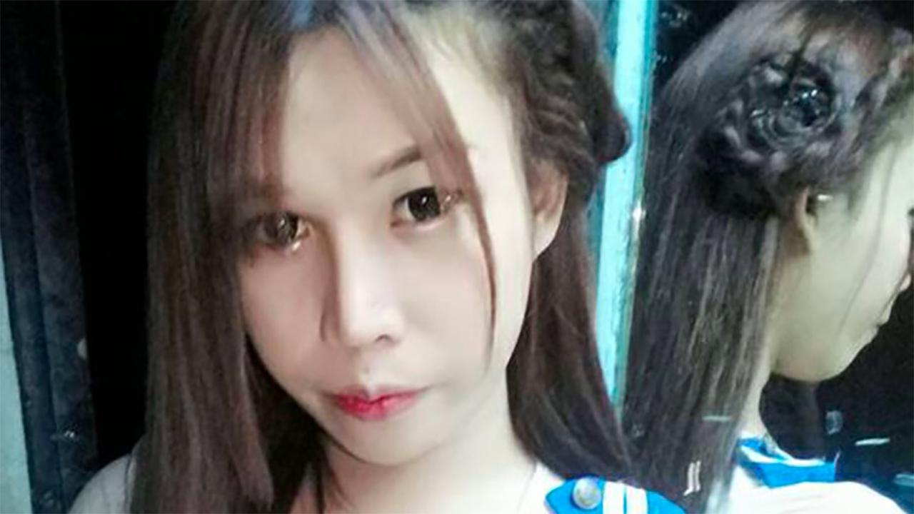 16P Kleiner asiatischer Ladyboy neckt in seiner Zusammenstellung sein Dekolleté