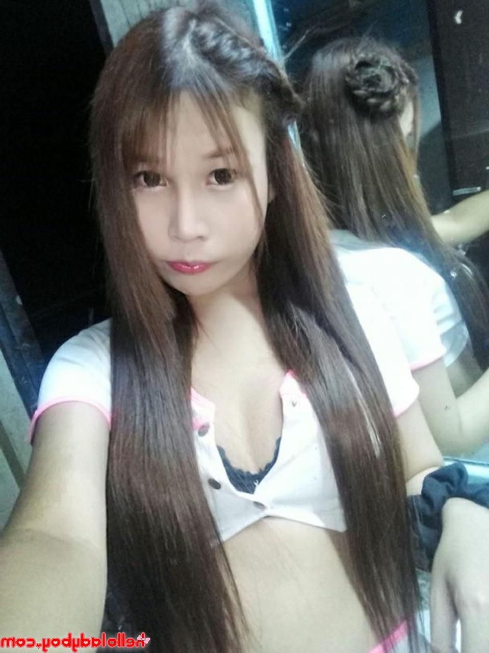 16P Kleiner asiatischer Ladyboy neckt in seiner Zusammenstellung sein Dekolleté