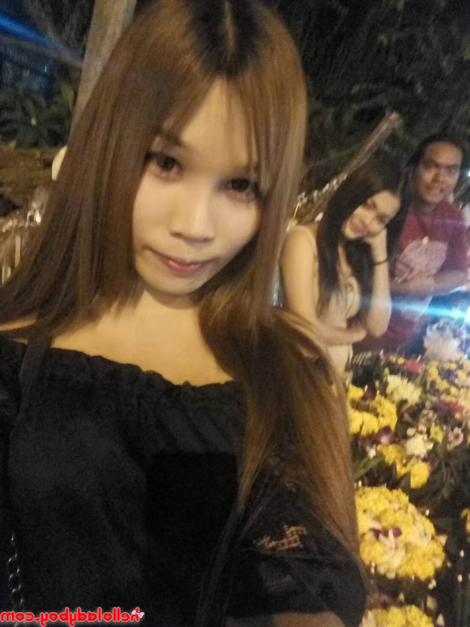 16P Kleiner asiatischer Ladyboy neckt in seiner Zusammenstellung sein Dekolleté