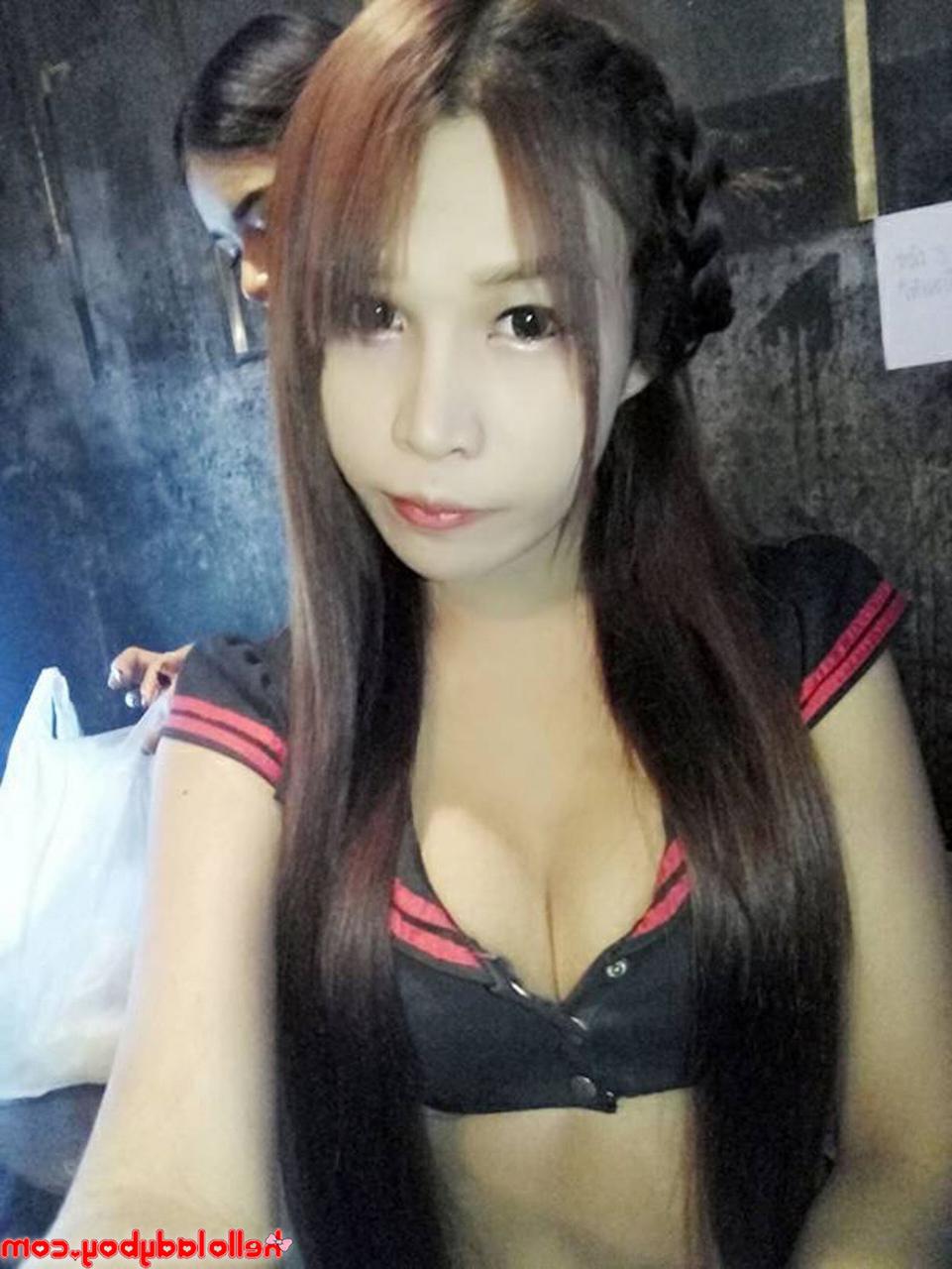 16P Kleiner asiatischer Ladyboy neckt in seiner Zusammenstellung sein Dekolleté