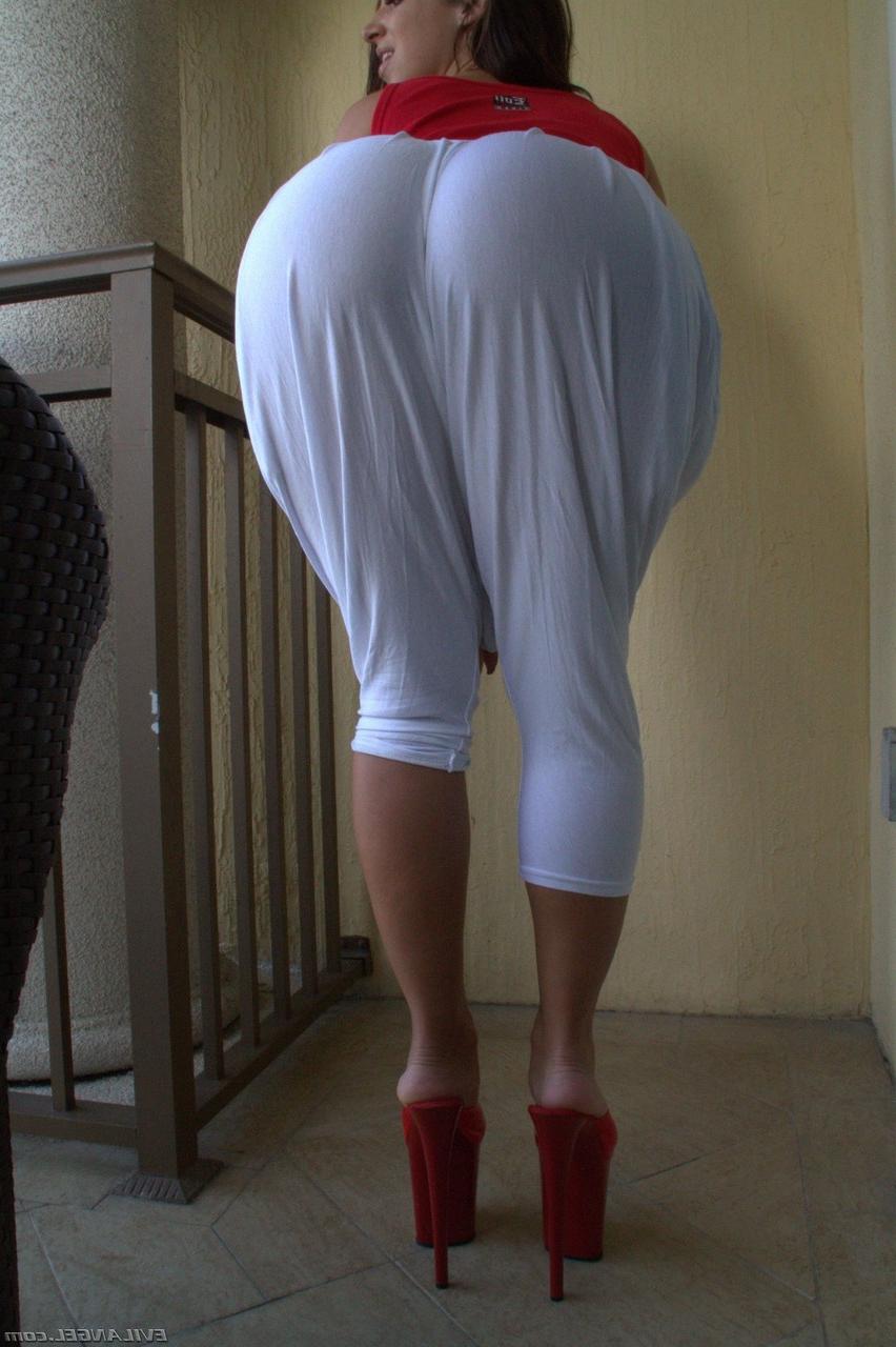16P Brazen brunette Jada Stevens drops her pants to spread her huge bubble butt