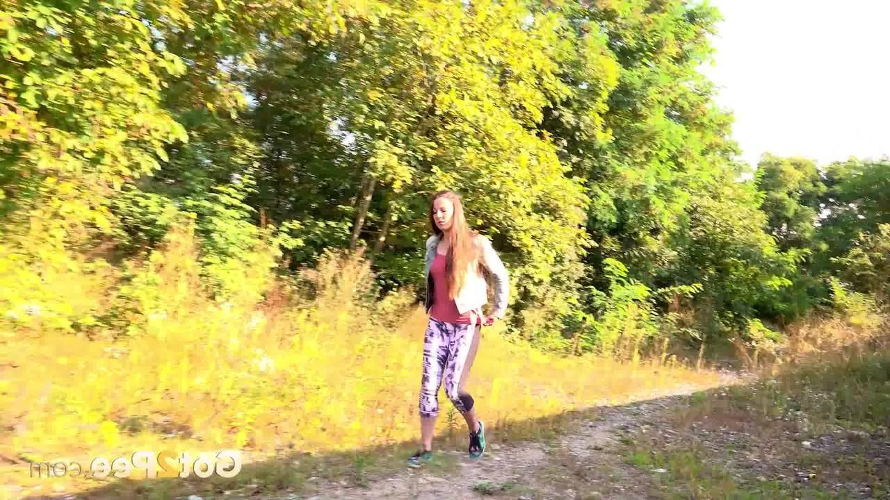 15P La chica bajita Valentina Ross se baja las mallas para orinar al aire libre