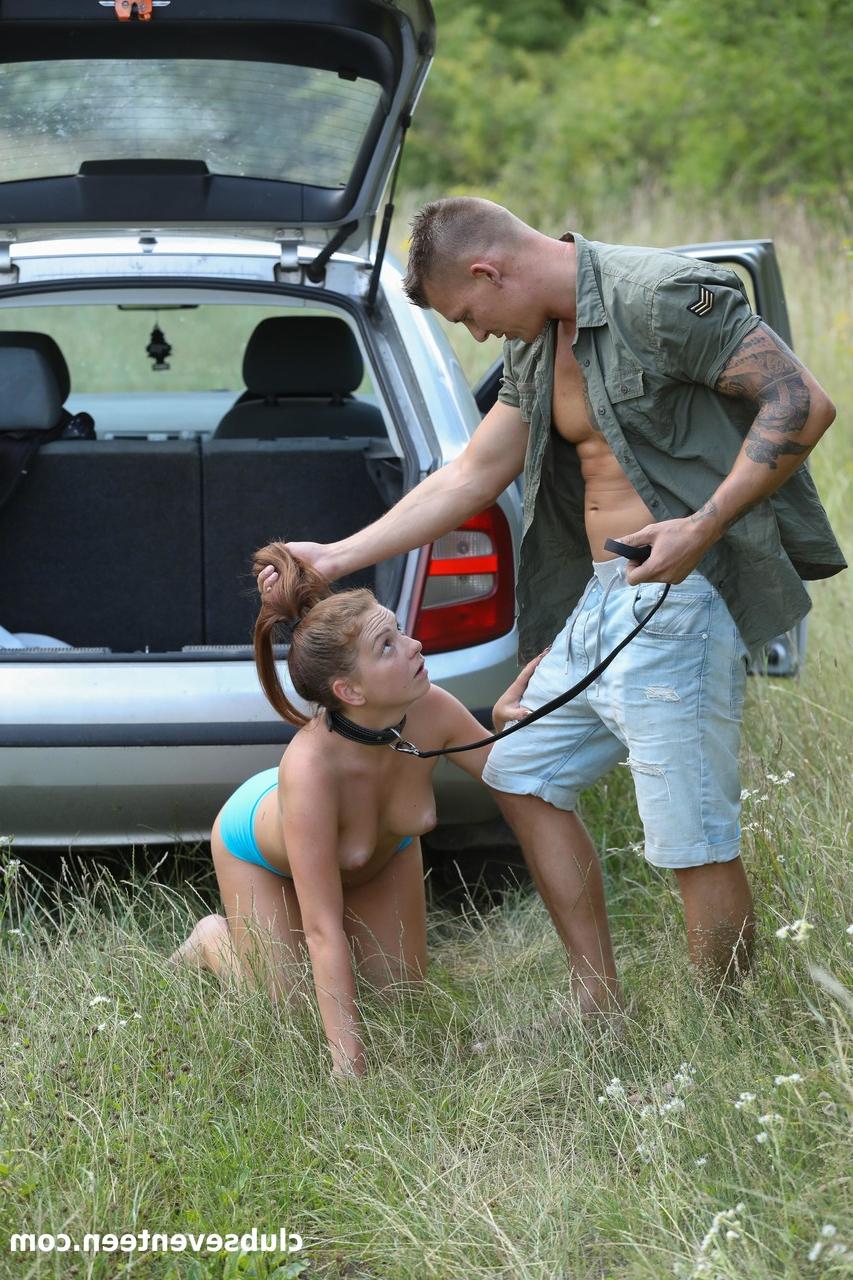 20P L'esclave Mila Fox se fait humilier et baiser en levrette dans la nature.