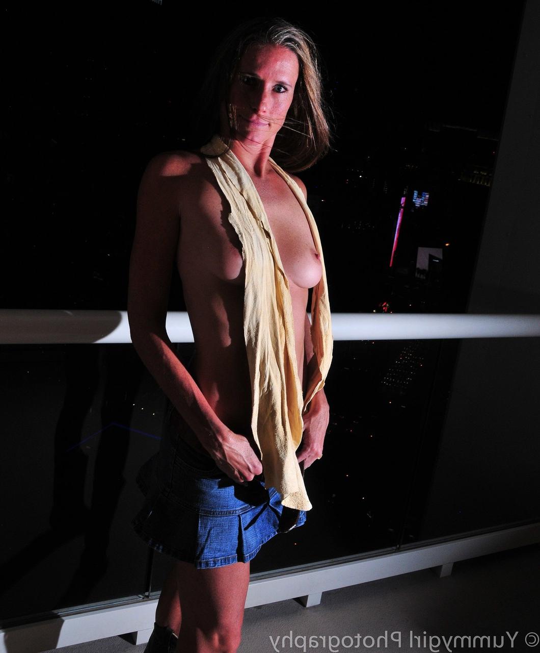 20P La MILF brune sexy Sofie Marie s'exhibe seins nus et sans culotte en plein air la nuit.