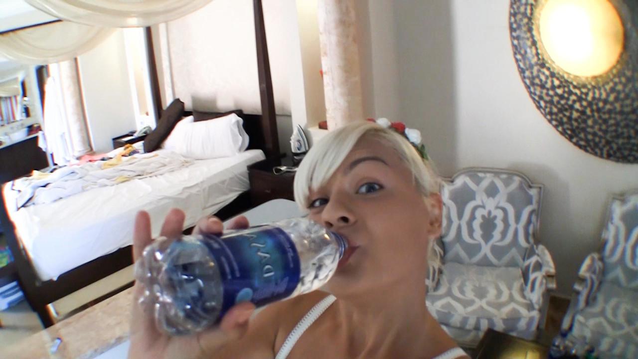 16P Die platinblonde Jasmine Rouge bläst während eines POV-Blowjobs Spermablasen