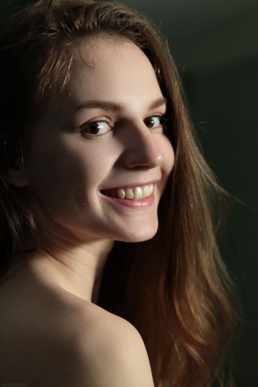 20P La chica amateur sofi shane revela su cuerpo delgado y posa en un tobogán