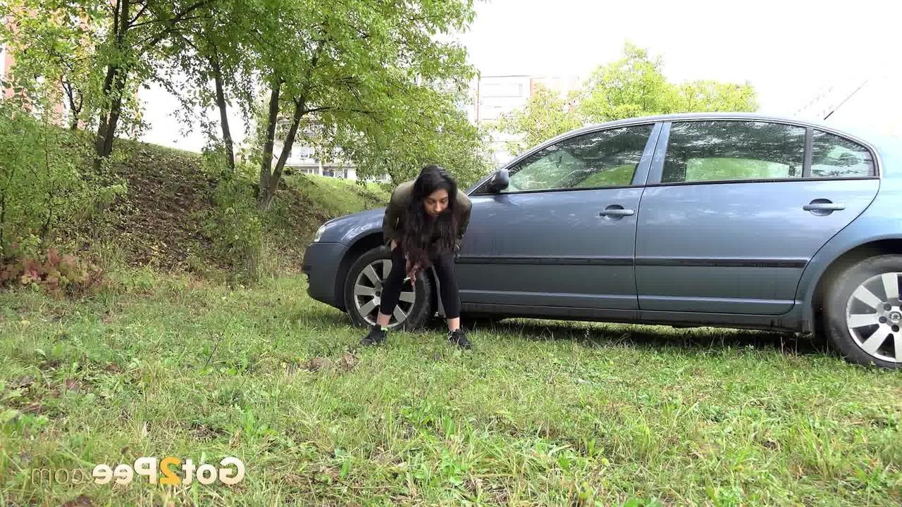 15P Курящей Голди приходится ехать в дорогу, поэтому она останавливается и приседает, чтобы пописать.