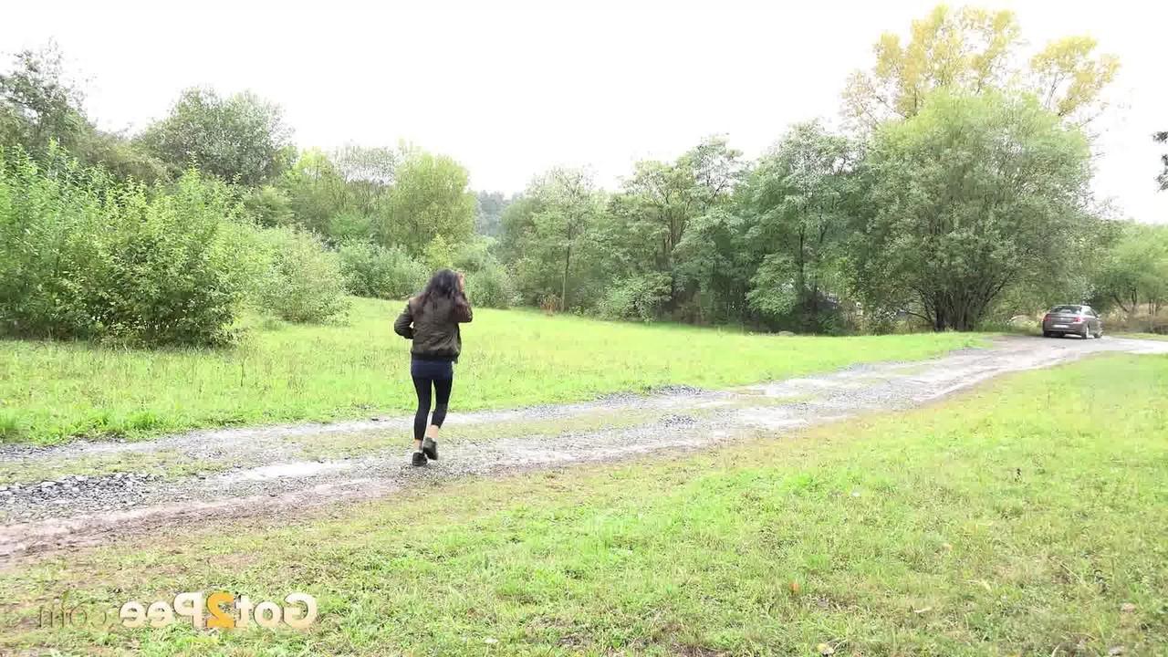 15P Курящей Голди приходится ехать в дорогу, поэтому она останавливается и приседает, чтобы пописать.