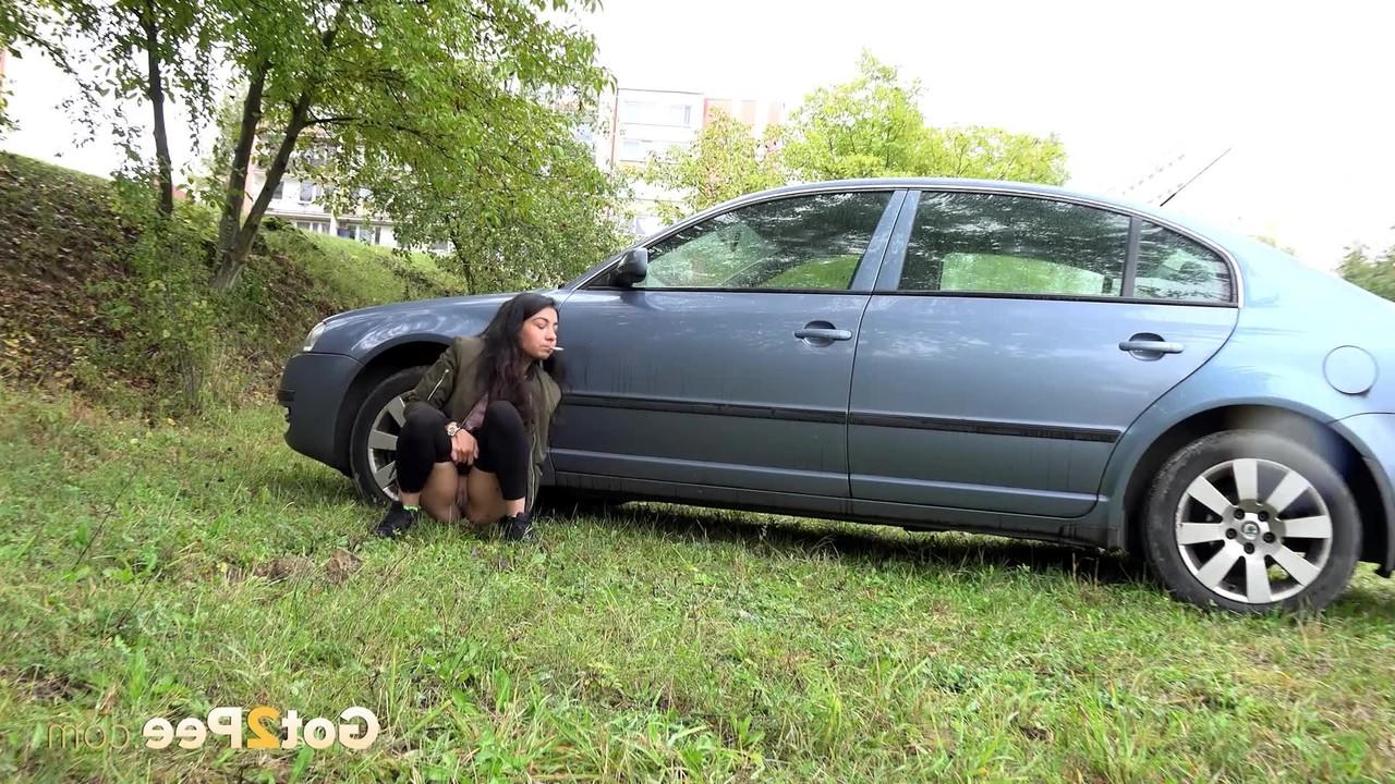 15P Курящей Голди приходится ехать в дорогу, поэтому она останавливается и приседает, чтобы пописать.