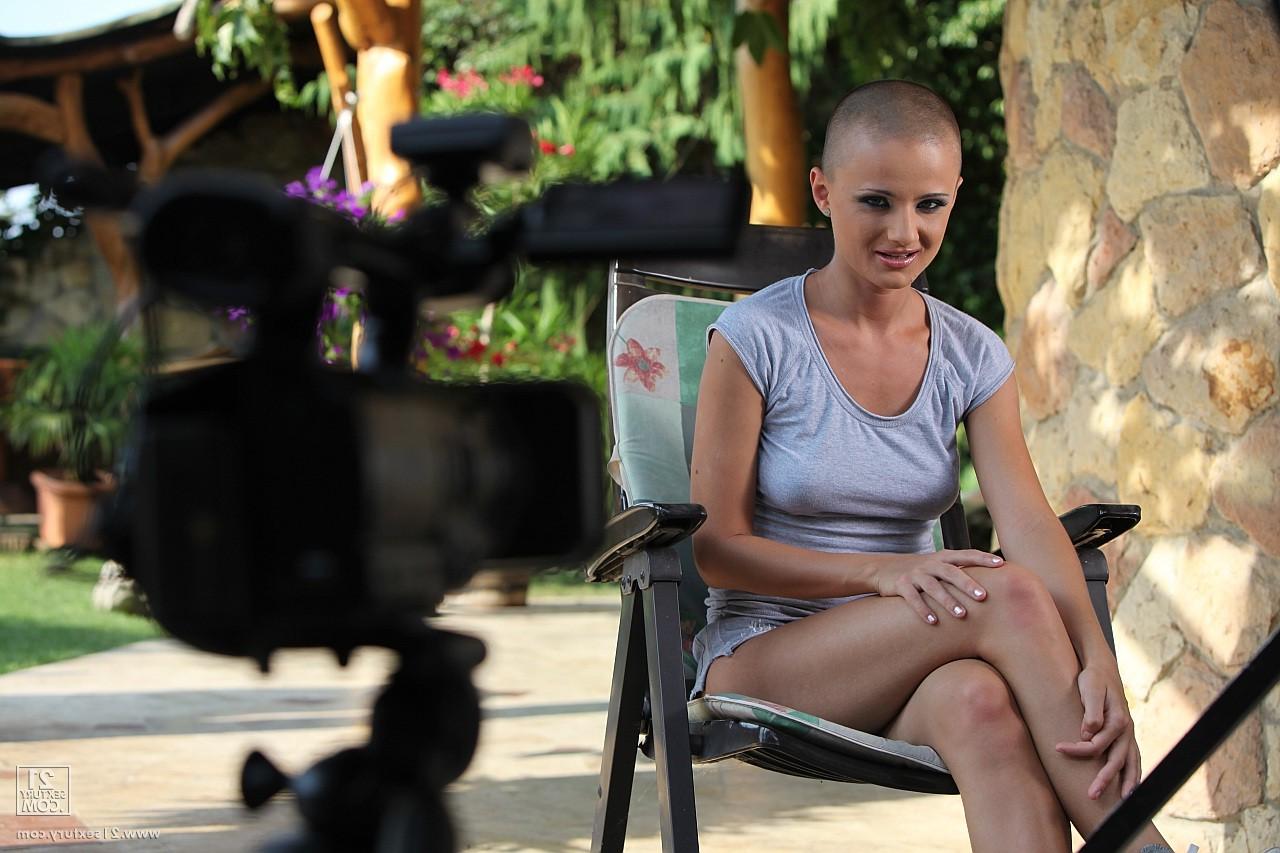 16P Die zierliche Teenie-Amateurin Sinead sitzt am Pool und zeigt ihr wunderschönes Gesicht und ihre Beine