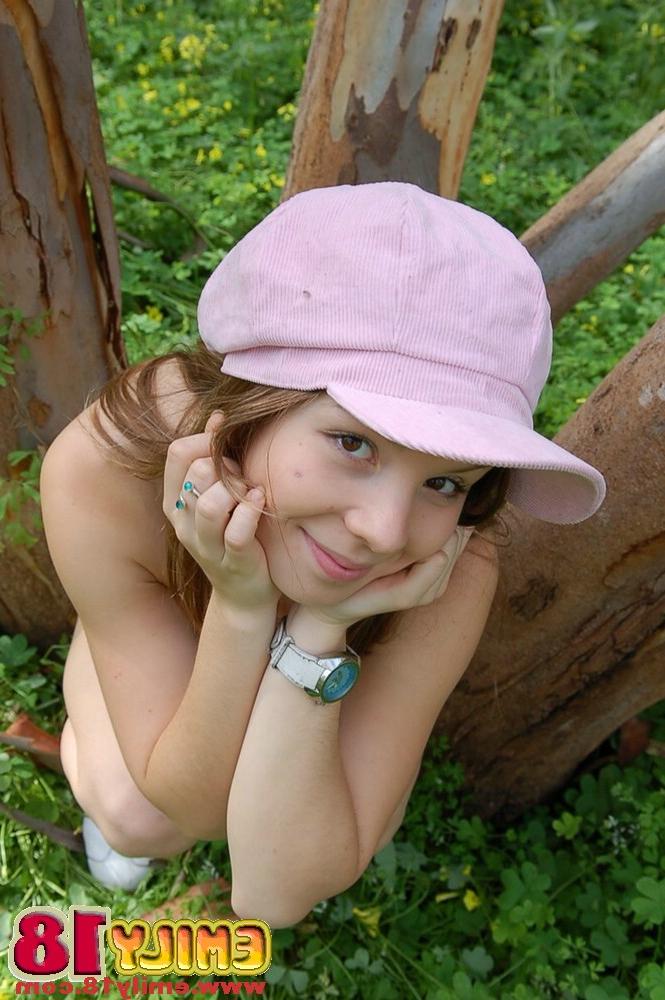 15P 魅力的な若い女の子が森の中でトップレスになりながら小刻みに動きます