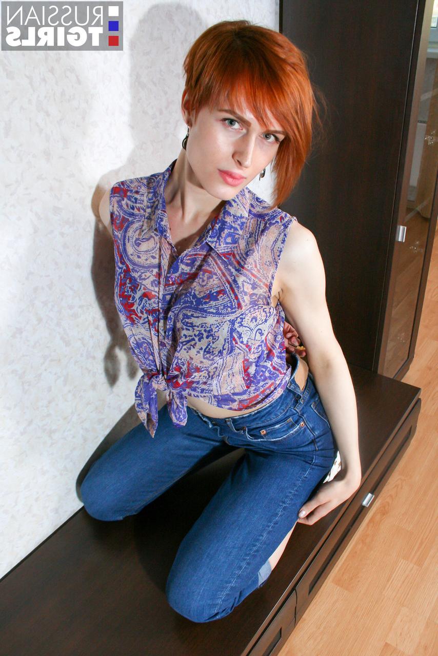 16P A travesti russa Kristina Veselova masturba seu pau e brinca com seu espólio firme
